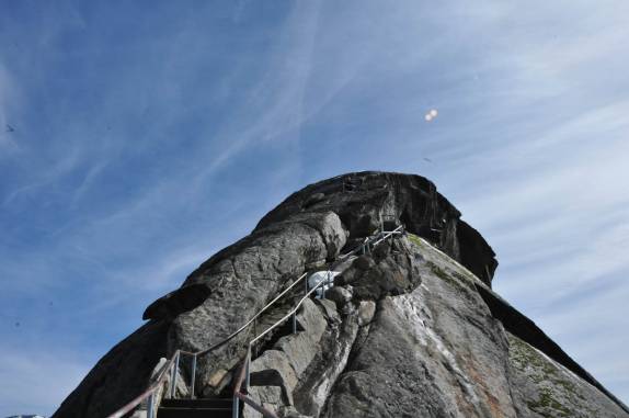Escadas para o alto da Moro Rock, no Sequoia National Park, na Califórnia - EUA